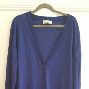  - Lila oanvänd kofta / cardigan från Acne i 