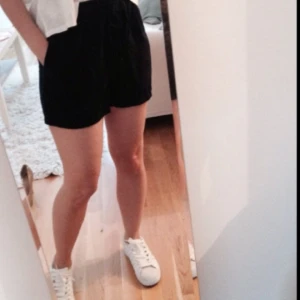  - Oanvända marinblå shorts, hög midja, 100% polyester i bekvämt, följsamt material. Dragsnöre i midja så passar på olika storlekar. Kan hämtas centralt i Stockholm i Skanstull eller skickas om köparen står för frakt. Swish/paypal/kontant/konto går alla bra. 