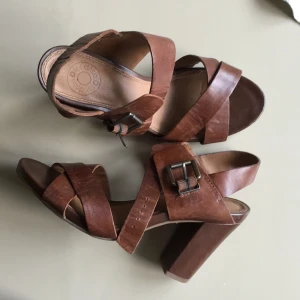  - Klackskor i brunt läder. Märket är Dasia och originalpris var 599, de är i fint skick. Robust klack och skön dämpande sula. Kanske 8cm hög klack. 