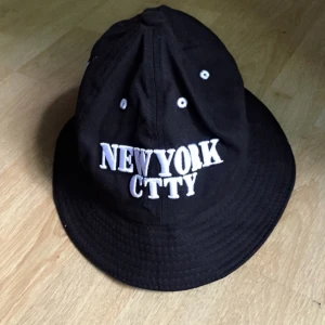  - Buckethatt New York City
Helt som en ny, fin och bra skick.