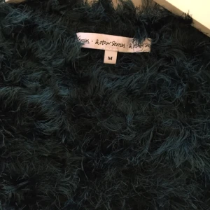  - Smaragdgrön lurvig tröja från & Other Stories. Jag har klippt av den vilket gör att trådar nedtill går upp, man får klippa av allt efter som. Lite längre än midjekort. 