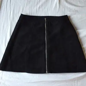 Fejkmocka kjol, a-formad jätte fin, aldrig använd lappen kvar. Från hm