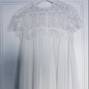  - Superfin sommarklänning! Chiffong material med spets upptill!!