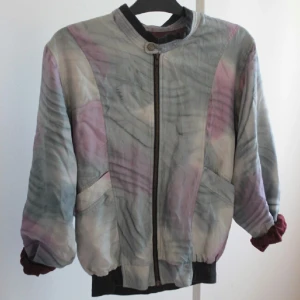  - supersnygg och unik bomberjacka från en vintageaffär i berlin. köpte den för runt 500 kronor så säljer den billigt. perfekt jacka vår, sommar och höst (med en tröja under) :)