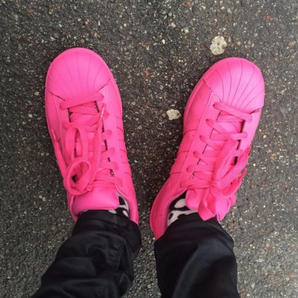 Adidas Originals superstar X Pharell Williams 
Superstar i rosa, använd 1 gång.. Skor.