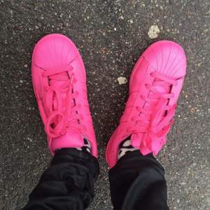Adidas Originals superstar X Pharell Williams 
Superstar i rosa, använd 1 gång.