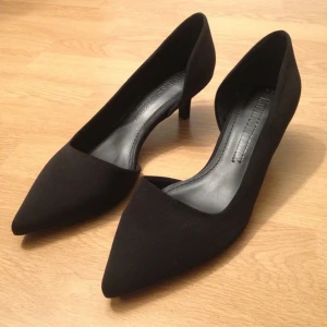 Helt oanvända skor med låg klack från Weekday. Köpta i somras för 500 kr - Helt oanvända skor med låg klack från Weekday. Köpta i somras för 500 kr