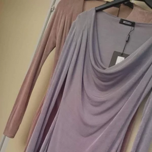  - Dom är helt nya, prislappen är fortfarande kvar på både klänningarna ! :) 