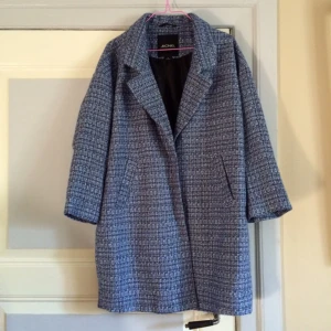  - 🔹Bästa kappan någonsin, både retro- & chic feeling!🔹

• Storlek: XS, dock oversize & boxig modell
• Märke: Monki
• Material: Akryl & polyester 
• Skick: Använd ett fåtal gånger, superfint skick
• Övrigt: Inga skavanker alls
• Frakt: 53kr spårbart 