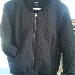  - Quiltad bomberjacka från Lindex.