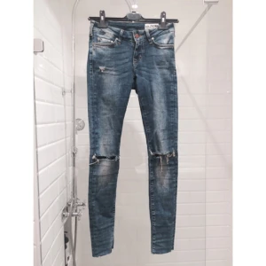  - Crocker jeans. Originalstorlek 24/32 men klippta till längd 30, eller en ankellängd för någon som har annars 32.