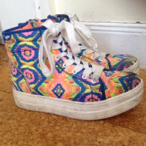  - Supercoola platåskor med neonmönster 