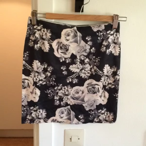  - Kjol med resår, stretchigt tyg.