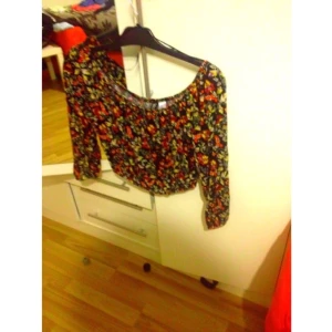  - Helt oanvänd topp från H&M. 
Riktigt bra skick, sitter super fint på. Endast provad. 