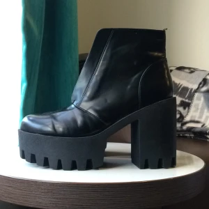  - ⭐️Skor från H&M, bara använda två gånger, säljer pga för små.
Strl 39
Tar swish, kan mötas i Stockholms innerstad.
Köparen står för frakten.