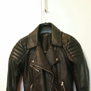  - skinnjacka från HM 