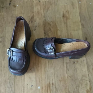  - 🌻 90s does 70s platåskor I röd-brunt läder 🌻