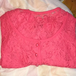  - Oanvänd somrig mörkrosa kofta i spets med fina detaljer. Jättefin på. Storlek S eller liten M.
Kan betalas kontant eller via Swish, kan mötas upp någonstans i Stockholm.