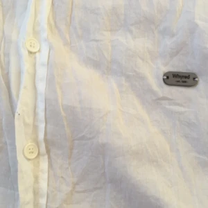  - Skjorta från Wyred med snörning vid kragen. Går att klippa bort eller knyta på snyggt sätt. Knappt använd