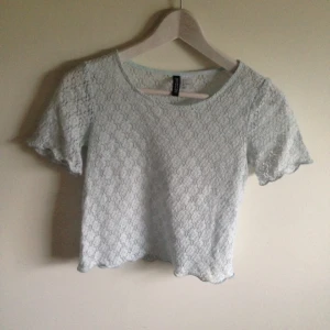  - Ljusblå spets tröja från HMs DIVIDED, fin till det mesta och i fint skick!
Säljes pga utrensning av garderoben⭐️
Frakt tillkommer ✨
Tar gärna swisch🌸