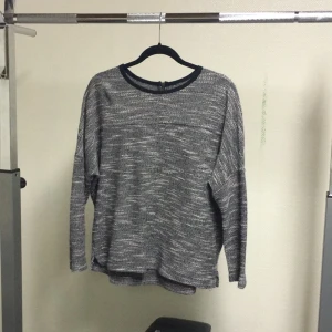  - Tröja med dragkedja i rygg, storlek osäkert då lappen är bortklippt men troligast en M.