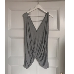  - Jättefin topp från River Island. Säljer då den inte kommit till användning den senaste tiden. Är i storlek 34 men passar även dig som brukar ha 36-38. Köparen står för frakten och betalning sker via swish.