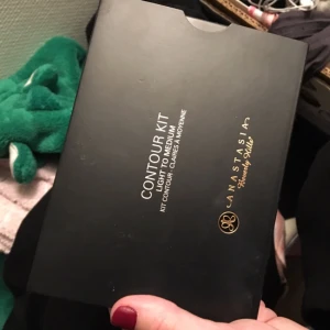  - Anastasia Beverly hills contour kit light/medium. Använd typ två ggr. Nypris på sephora 549:-