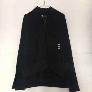  - Y-3 jacka i perfekt skick. nypris 4000! tunnt material 