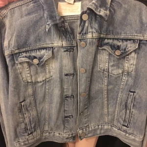  - Använd typ två ggr, säljer pga att jag egentligen har storlek 38 och denna är XL så det gick ju inte så bra där. Annars väldigt snygg och stilren jacka! Nypris ca 900kr.  Kika gärna in på min profil för fler grejer.