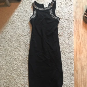  - Tight längre känning. Slutar mittmellan knän o fötter. 