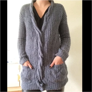  - Gosig varm lite längre kofta från Gina Tricot. Storlek m. Begagnat men fint skick. Denna är i blå, jag har en likadan i vinrött om det skulle finnas intresse av det.