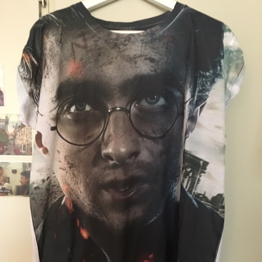 Harry Potter tröja i bra skick, motiv på framsidan, vit på baksidan. Uppvikta ärmar. Frakt ej inkluderad. T-shirts.