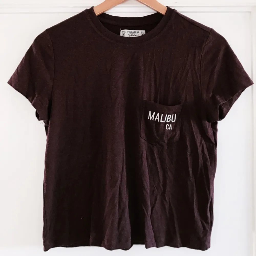Kortare t-shirt ifrån Pull & Bear, i storlek M men skulle snarare säga S/M. Använd 1-2 gånger, i nyskick.. T-shirts.
