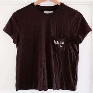 Kortare t-shirt ifrån Pull & Bear, i storlek M men skulle snarare säga S/M. Använd 1-2 gånger, i nyskick.