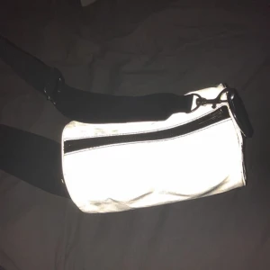  - Crossbody bag från Weekday i reflex. Går att justera bandet så antingen kan man ha den väldigt kort eller längre. Använd men i superbra skick! 