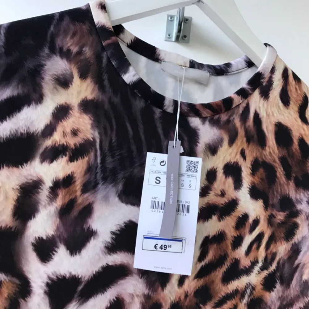 Så snygg leopardmönstrad klänning från Zara! Helt slutsåld! Oanvänd med tags kvar! . Klänningar.