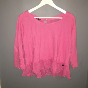  - Blus från en butik som fanns på emporia förut & som hette "Made in Italy" där de bara sålde massa tessie kläder. Men denna blusen råkade va en av de som det inte stod Tessie på storleksgrejen. Så antar väll att detta är en tessie tröja fast att det inte står? (M men passar även L)