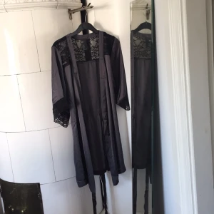  - Morgonrock i siden från H&M strl S. Grå m svart spets.  Aldrig använd. Kan hämtas i Norrköping eller skickas mot frakt. 