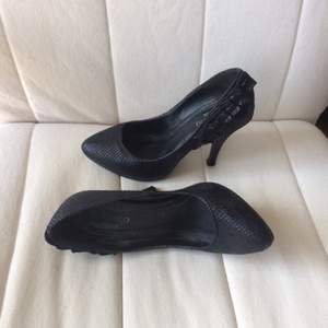 Black heels with snake skin imitation. 7c high. 