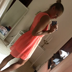  - Härlig korallfärgad sommarklänning. Frakt 28 kr