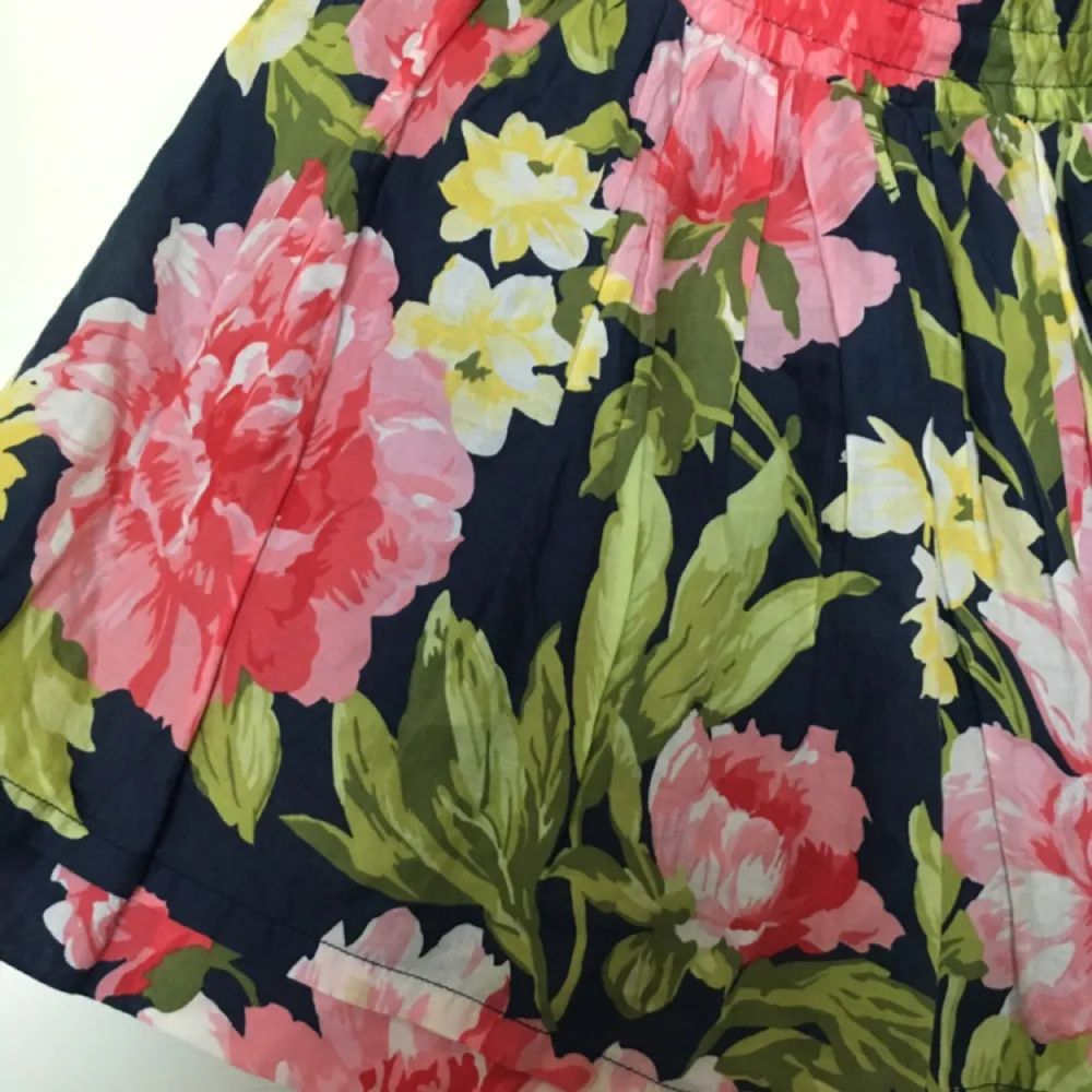 Fin blommig kjol från Abercrombie & Fitch! Storlek L men mer som en medium :) . Kjolar.