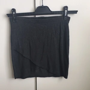  - En snygg grå kjol från BikBok!