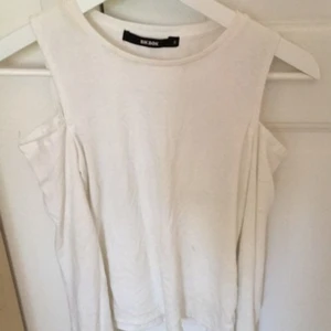  - Offshoulder topp från bikbok Kan dressas upp och ner Fest och vardags