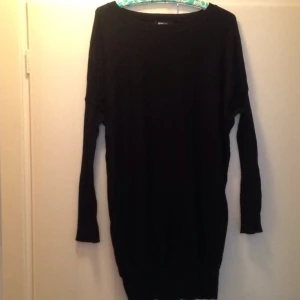  - Oanvänd mysig tröj-klänning från Gina Tricot. Finstickad i mjuk kvalitet!