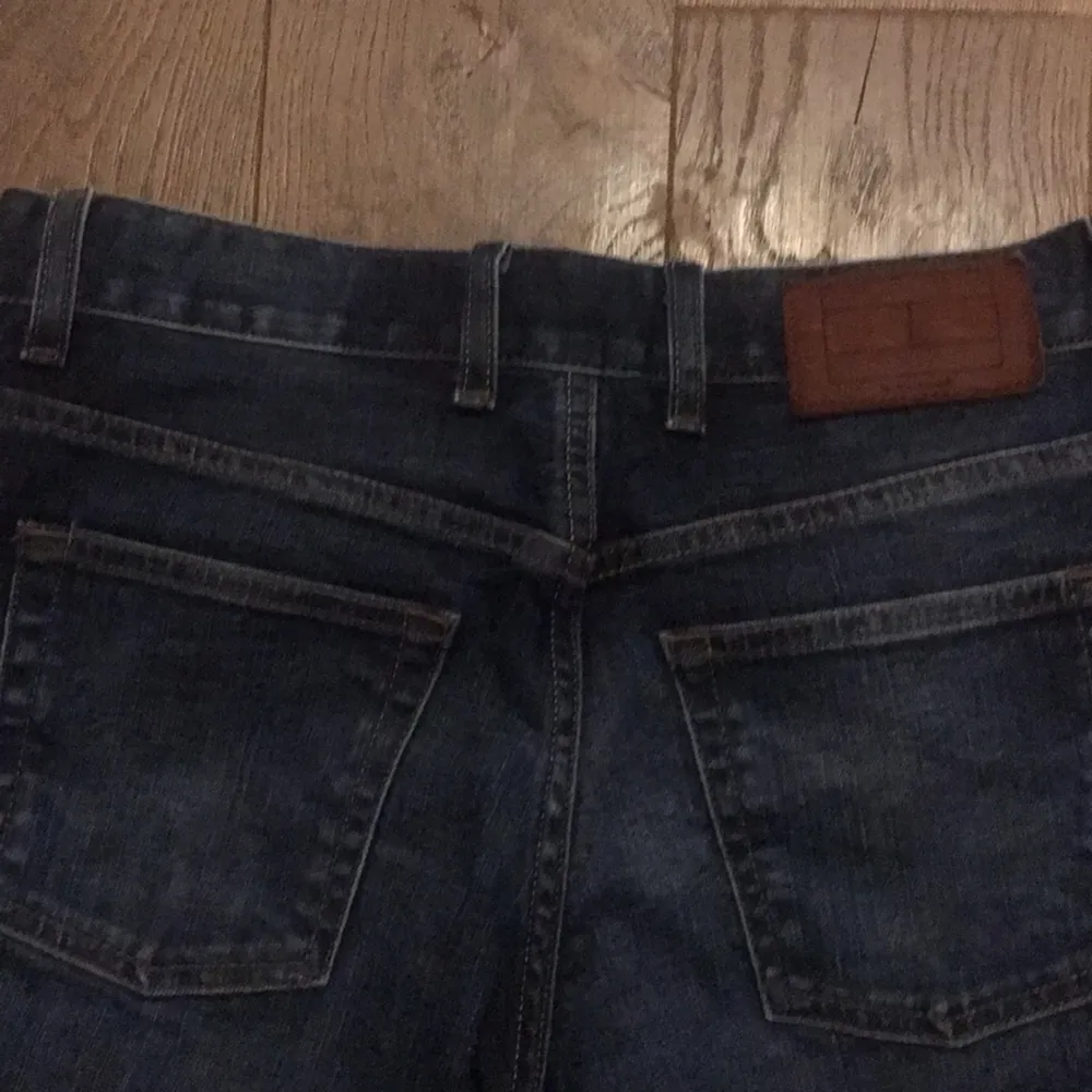 Jeans från Tommy Hilfiger. Fint skick, lite använda. Storlek W30/L32. Kan skickas eller mötas i Stockholm.. Jeans & Byxor.