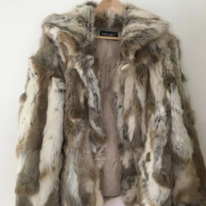  - Min pälsjacka från hollies Stockholm måste jag tyvärr sälja för att jag ska flytta till Afrika. Superfint skick med en extra knapp vid kragen. Så mysig sen till hösten/vintern