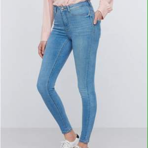 Jeans som är knappt använda och har därför gott om stretch kvar. De har dock tre små fläckar, ett exempel är på tredje bilden, men de är så små att jag fick leta för att hitta de. Nypris: 300kr