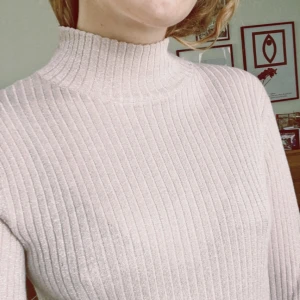  - Glittrig tröja BikBok. Stl L men passar även S/M.  Frakt tillkommer, skickar så billigt som möjligt med posten.