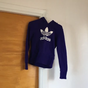  - Lila hoodie från adidas strl 38 men liten i storleken!