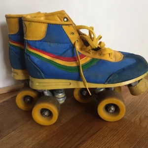  - Jättefina regnbågsrullskridskor 🌈 från antagligen 80-90- talet! Lite slitna men det har sin charm och går att åka med men om du vill använda dom mycket behövs nog nya hjul men annars jättefina som pynt i rummet!  Frakt tillkommer. 